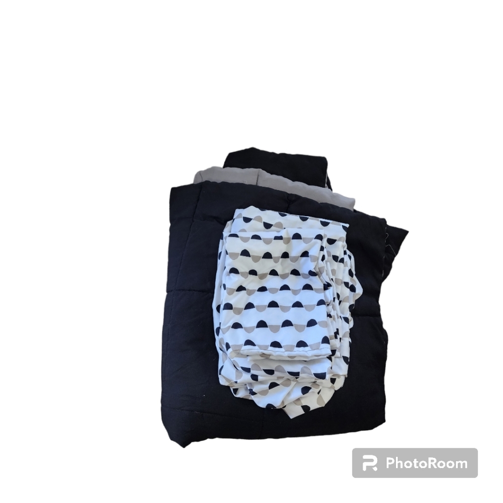 Room Essentials Twin XL Complete Bedding Set in Black and Gray